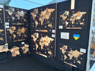 🎉 CREATIFWOOD au Salon Habitat d’Aix-en-Provence ! 🎉

📍 Arena du Pays d’Aix
📅 Du 17 au 19 octobre 2025

Venez découvrir nos cartes du monde en bois, nos puzzles décoratifs et bien d’autres créations artisanales 🌍✨
Des idées uniques pour décorer, offrir ou voyager depuis chez soi.

💬 Passez nous voir, on adore rencontrer nos clients et partager notre passion du bois et du design naturel 🤎

#creatifwood #salonaixenprovence #salonhabitat #decorationinterieure #cartebois #puzzlebois #artisanat #madeineurope #cadeauoriginal